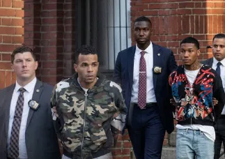 ICE solicita detener a dos dominicanos acusados de apuñalar a detective en Nueva York
