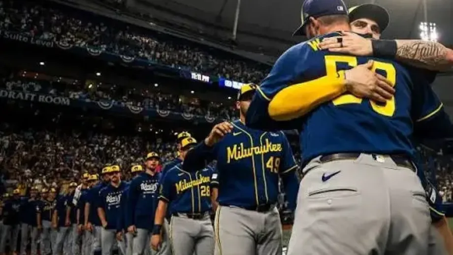 ¡Masacre histórica! Los Cerveceros destrozan 10-1 a los Rays y rozan su primera Serie Mundial