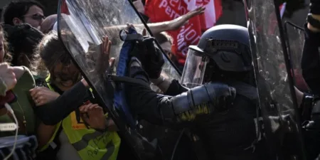 Al menos 600 detenidos y 400 liceos cerrados por las protestas estudiantiles en Francia Al menos 600 detenidos y 400 liceos cerrados por las protestas estudiantiles en Francia