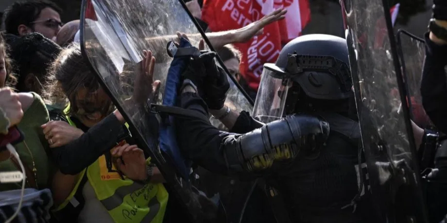 Al menos 600 detenidos y 400 liceos cerrados por las protestas estudiantiles en Francia