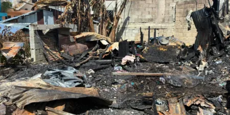 Cinco familias lo pierden todo tras incendio que redujo a cenizas sus casas en El Café de Herrera Cinco familias lo pierden todo tras incendio que redujo a cenizas sus casas en El Café de Herrera