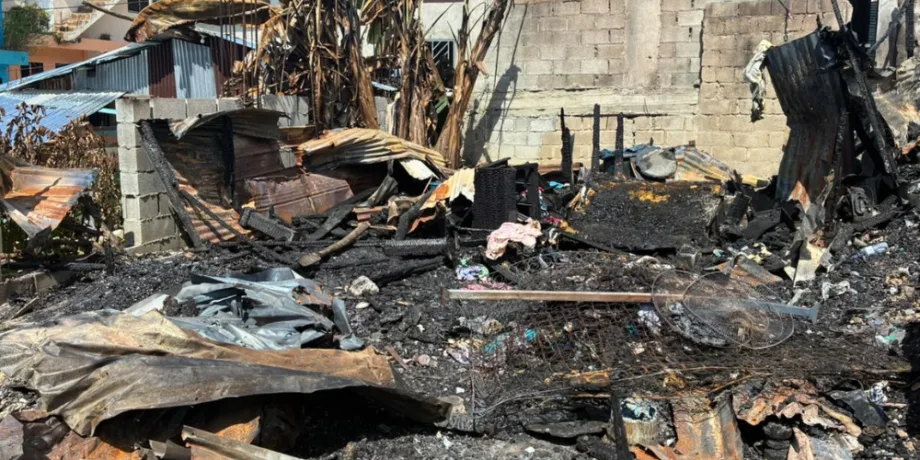 Cinco familias lo pierden todo tras incendio que redujo a cenizas sus casas en El Café de Herrera