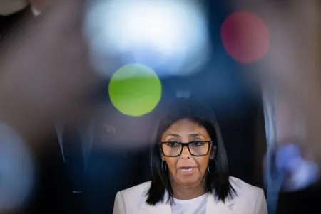Delcy Rodríguez se reúne con negociadores del chavismo y la oposición en medio del diálogo en Venezuela