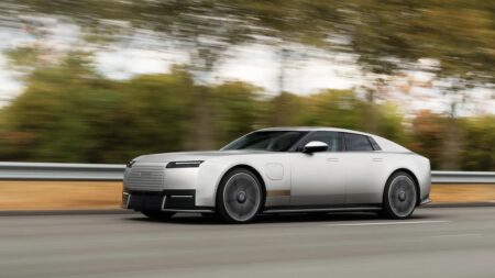 Jaguar desvela por fin su mayor apuesta eléctrica de lujo: el Type 01