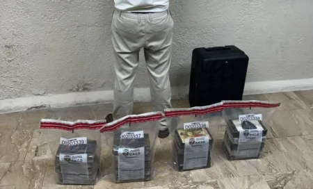 Arrestan a español con 20 paquetes de presunta cocaína