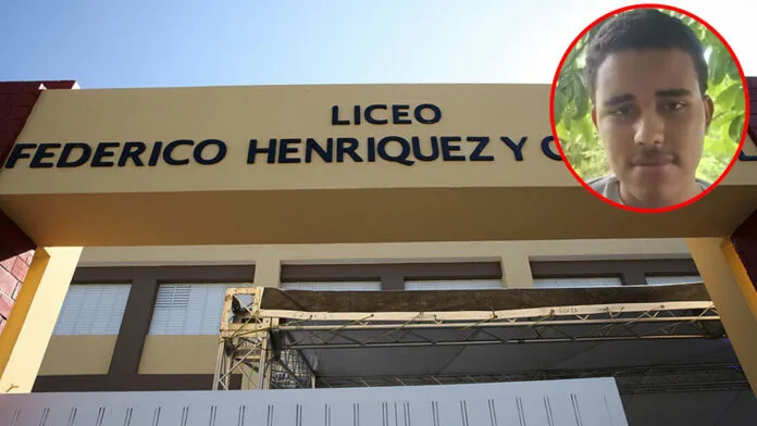 Familia lleva ataúd de adolescente a su liceo y exige respuestas por su muerte