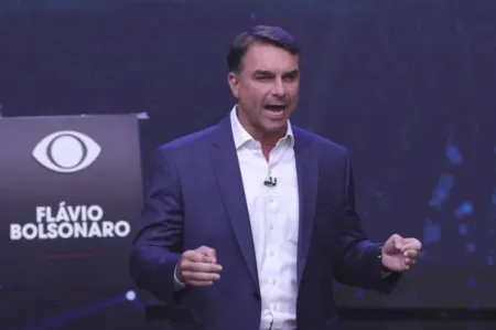 Flávio Bolsonaro se declara "verdadero presidente electo de Brasil"