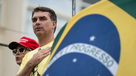 Un triunfo de Flávio Bolsonaro en Brasil pondría el 95% de la Amazonía bajo gobiernos de derecha