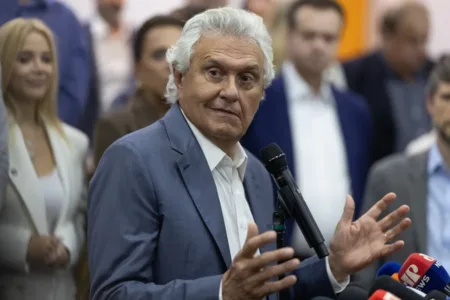 Flávio Bolsonaro suma el apoyo de un candidato conservador que obtuvo el 2,18 % de los votos Flávio Bolsonaro suma el apoyo de un candidato conservador que obtuvo el 2,18 % de los votos
