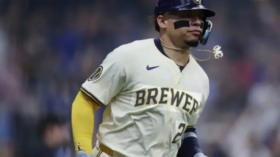 Venezolano Contreras responde en grande y Cerveceros se llevan el Juego 1