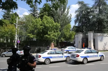 Ataque a embajada de Israel en Belgrado deja un menor muerto