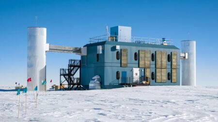 Científico mexicano que trabaja en el proyecto liderado por el Nobel de Física 2026 nos explica qué es IceCube
