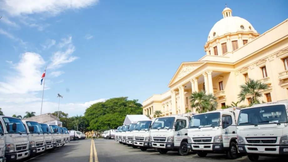 Gobierno entrega 50 camiones compactadores
