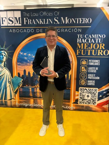 Iván Ruiz recibe premio internacional en Miami por su trayectoria en la TV y por la serie "La Familia Espejo"