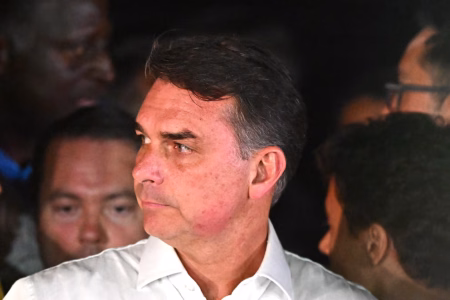 La Justicia de Brasil le prohibió salir del país a Flavio Bolsonaro por una investigación de blanqueo de capitales