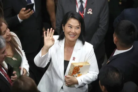 Fujimori le pide autorización al Senado de Perú para viajar a El Salvador y a la Cumbre Iberoamericana en España Fujimori le pide autorización al Senado de Perú para viajar a El Salvador y a la Cumbre Iberoamericana en España