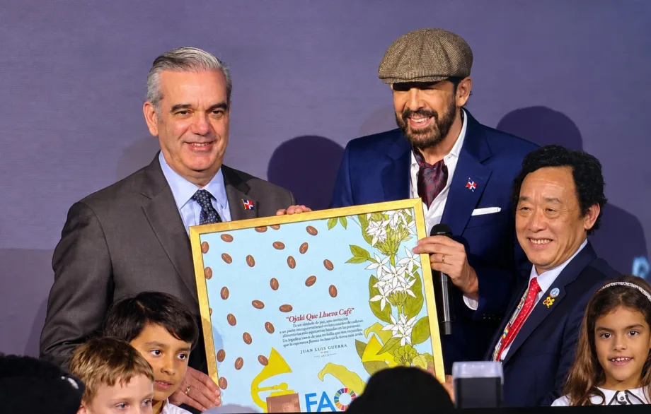 Juan Luis Guerra recibe histórico homenaje de la FAO por “Ojalá que llueva café” | De Último Minuto