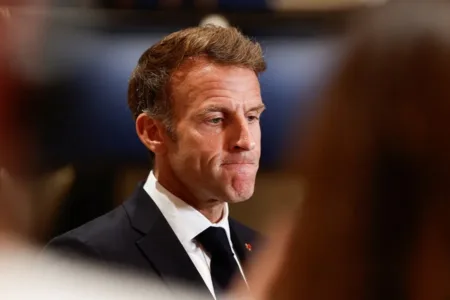 Macron: "No hay injerencia extranjera en las protestas, pero sí una manipulación de los hechos"