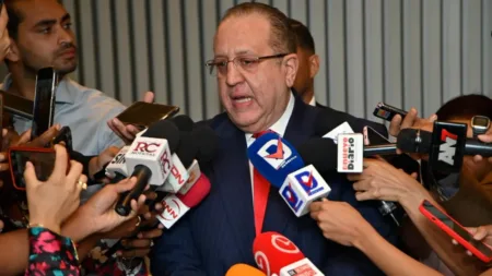 Magín Díaz defiende subsidios a combustibles y plantea diálogo nacional ante crisis internacional