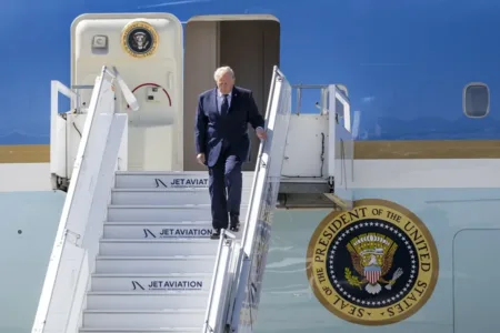 La Casa Blanca vuelve a vetar a la CNN de viajar con Trump en el Air Force One