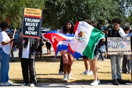Un juez federal bloquea las multas de Trump a inmigrantes por no salir del país Un juez federal bloquea las multas de Trump a inmigrantes por no salir del país