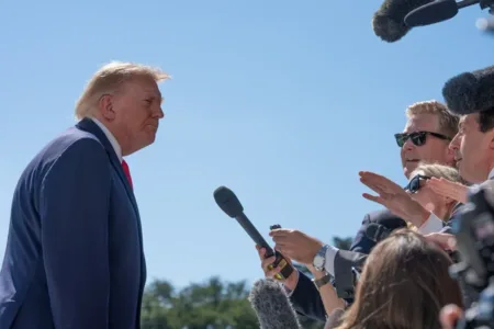 Demandan a Trump por prohibir la terapia de afirmación de género bajo Medicaid Demandan a Trump por prohibir la terapia de afirmación de género bajo Medicaid