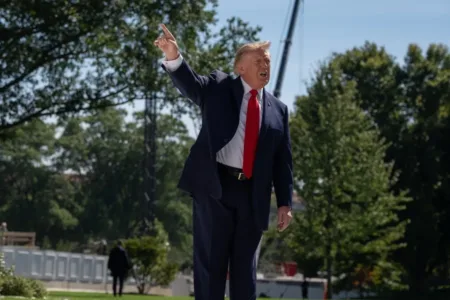 Trump hace campaña en estados republicanos para animar a sus bases a votar en las elecciones Trump hace campaña en estados republicanos para animar a sus bases a votar en las elecciones