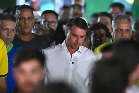 La Policía de Brasil cancela los pasaportes de Flávio Bolsonaro tras no entregarlos
