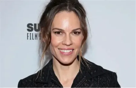 Hilary Swank anuncia que está embarazada de su tercer hijo a los 52 años