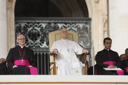 El papa continúa su "óptima recuperación" pero se desaconseja su viaje en helicóptero a Asís el martes