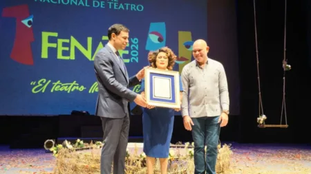 Roberto Ángel Salcedo destaca legado de Olga Bucarelli y promete fortalecer los festivales de teatro