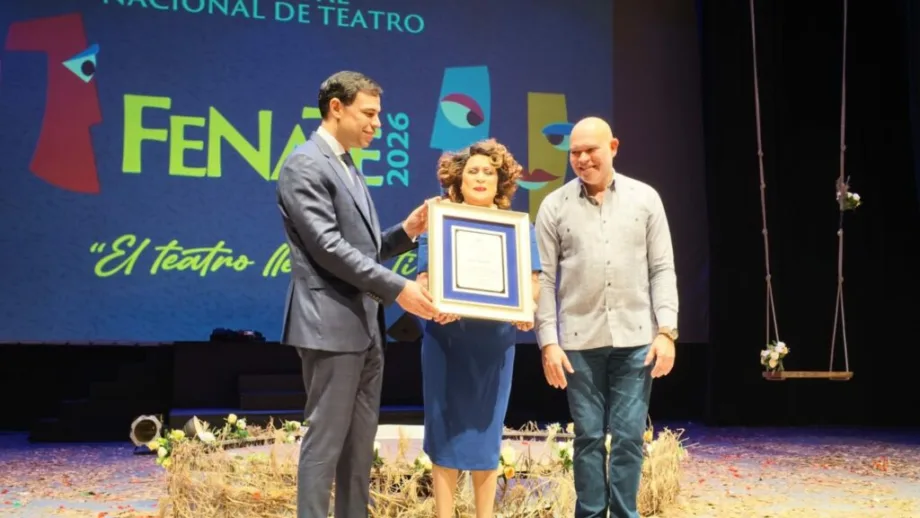 Roberto Ángel Salcedo destaca legado de Olga Bucarelli y promete fortalecer los festivales de teatro