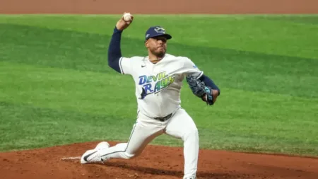 ¡Intratable! Freddy Peralta silencia a Cleveland con potentes rectas y rescata a los Rays