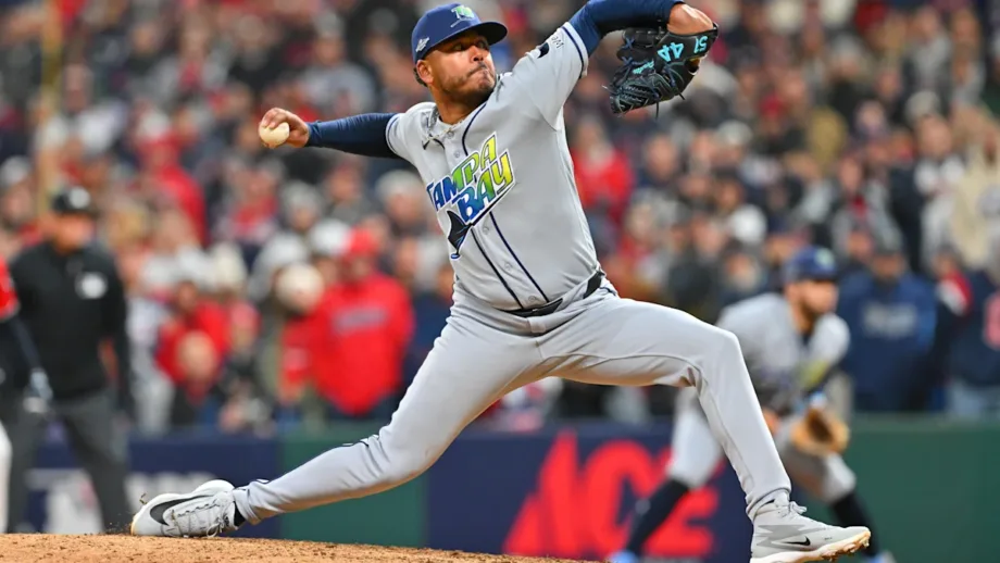 ¡Gigante en el montículo! Freddy Peralta silencia a Cleveland y pone a los Rays en la Serie Mundial
