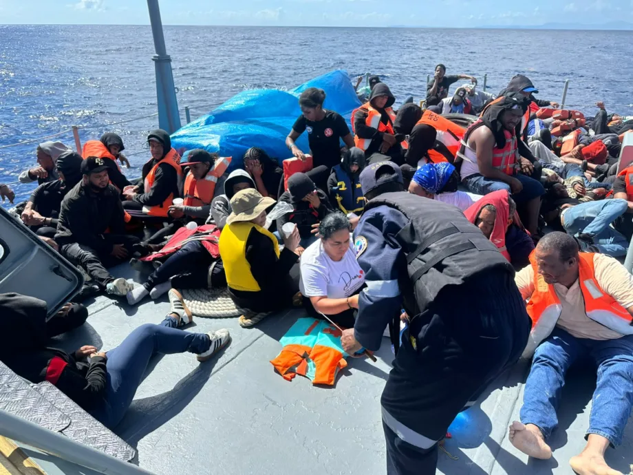 Armada intercepta embarcación con 59 personas durante operativo contra tráfico de migrantes en Samaná