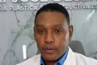 Cirujano plástico condenado por muerte de paciente recupera su libertad tras dejar sin efecto orden de arresto