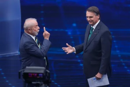 Lula acusa a Flávio Bolsonaro de "lamer las botas" de Trump en debate antes de elecciones