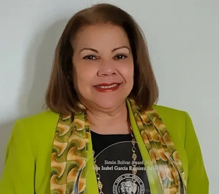 Ana García Reyes recibe Premio Simón Bolívar