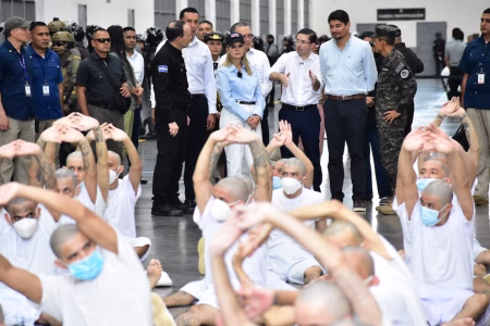 Laura Fernández visita megacárcel de Bukele en El Salvador