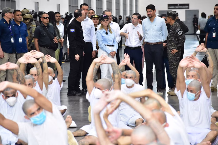 Laura Fernández visita megacárcel de Bukele en El Salvador