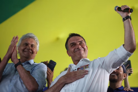 Flávio Bolsonaro promete reformar la Constitución de Brasil si vence a Lula Flávio Bolsonaro promete reformar la Constitución de Brasil si vence a Lula