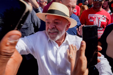 Lula llama a brasileños a elegir entre “democracia y barbarie” en jornada electoral Lula llama a brasileños a elegir entre “democracia y barbarie” en jornada electoral
