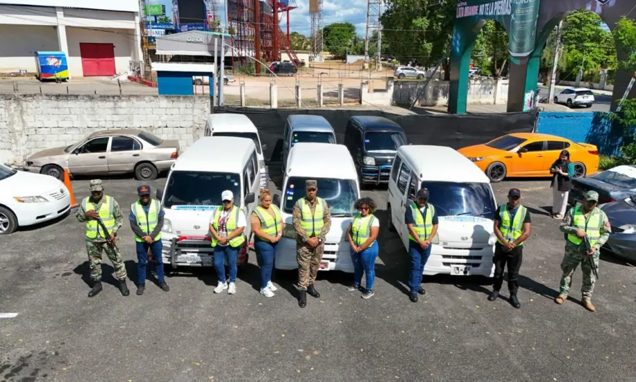 INTRANT retiene seis vehículos por irregularidades en transporte en Ciudad Juan Bosch