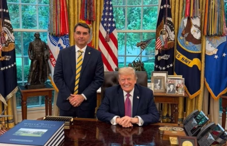 Trump apuesta por Flávio Bolsonaro en medio de disputa por influencia entre EEUU y China Trump apuesta por Flávio Bolsonaro en medio de disputa por influencia entre EEUU y China