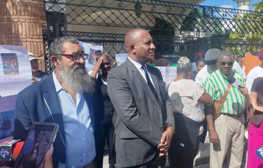 Familiares de dominicanos en Rusia protestan frente a embajada y piden intervención de Abinader Familiares de dominicanos en Rusia protestan frente a embajada y piden intervención de Abinader