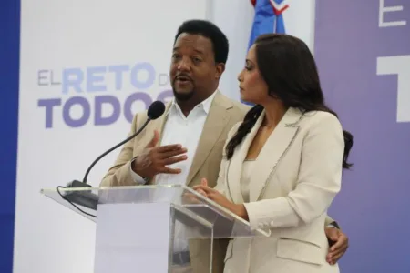 Pedro Martínez exhorta a figuras dominicanas a replicar su aporte a la comunidad Pedro Martínez exhorta a figuras dominicanas a replicar su aporte a la comunidad