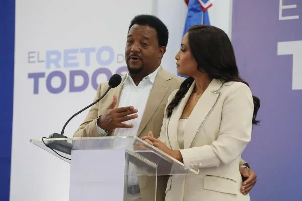 Pedro Martínez exhorta a figuras dominicanas a replicar su aporte a la comunidad