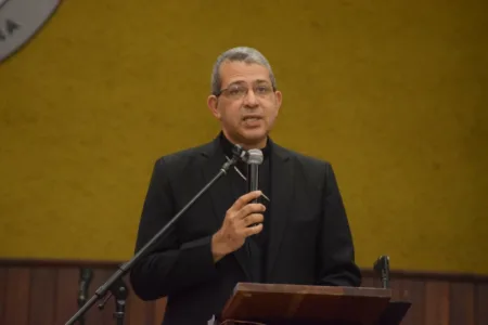 Monseñor Diplán alerta sobre hogares conectados a la tecnología y desconectados del diálogo