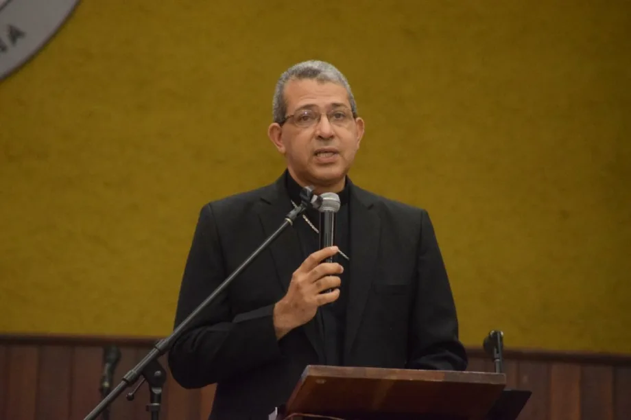 Monseñor Diplán alerta sobre hogares conectados a la tecnología y desconectados del diálogo Monseñor Diplán alerta sobre hogares conectados a la tecnología y desconectados del diálogo