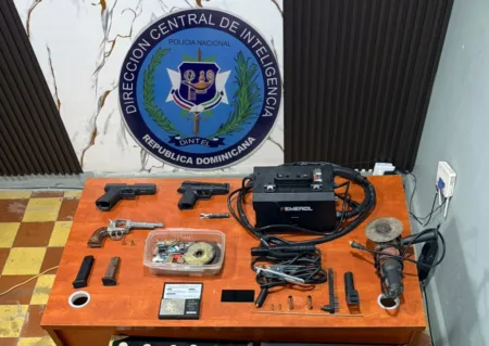 DINTEL y DICRIM realizan allanamientos en Cotuí y ocupan armas DINTEL y DICRIM realizan allanamientos en Cotuí y ocupan armas